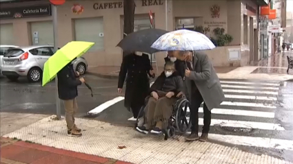 Mayores saliendo de la residencia con sus familiares