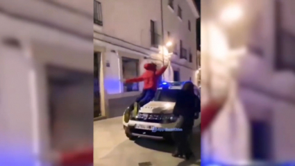 Joven saltando en el coche de la Policía Local de Plasencia