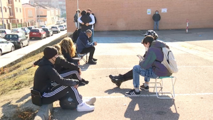 Gente esperando la apertura del cribado en Badajoz