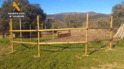 Picadero de caballos con postes de la vía verde del Guadiana en Logrosán