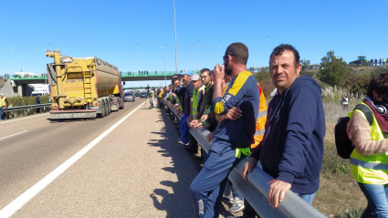 Agricultores permitiendo el paso momentáneo de vehículos en la autovía