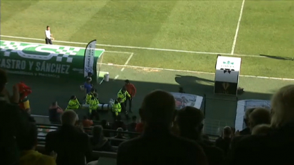 Sale Fran lesionado en el partido del Cacereño