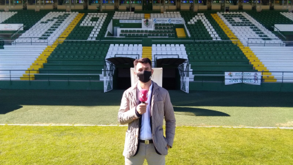 Carlos Ordóñez, presidente del CP Cacereño, en el estadio Príncipe Felipe.