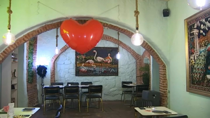 Restaurante preparado para comidas de San Valentín