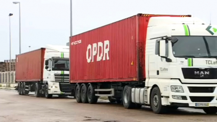 Camiones estacionados por el paro convocado hoy por parte de la patronal del transporte