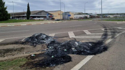 Neumáticos quemados por la huelga de transportistas en Plasencia