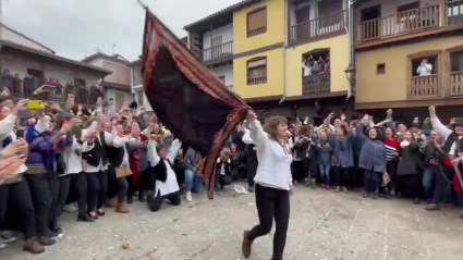 Nieves, primera mujer en 'pasear' la bandera en la fiesta del Peropalo