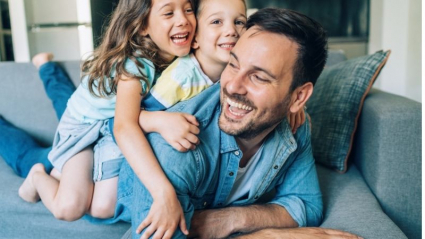 Padre jugando con sus hijos