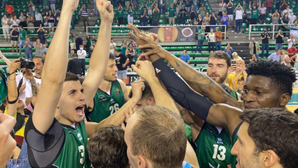 Los jugadores del Cáceres Basket celebran el 2-2 de la serie ante Lleida.