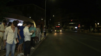 Gente esperando autobuses