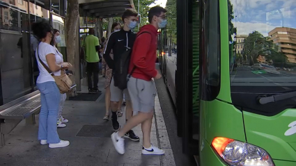 Usuarios del autobús urbano de Cáceres