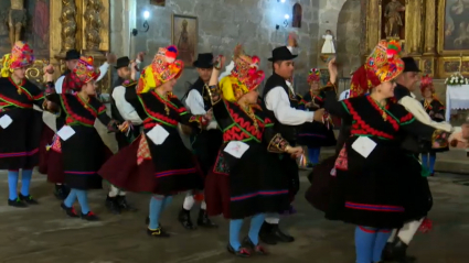 Grupo Sabor Añejo de Montehermoso bailando una jota