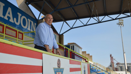 Manolo Velarde, presidente del Don Benito, en el palco del Vicente Sanz.