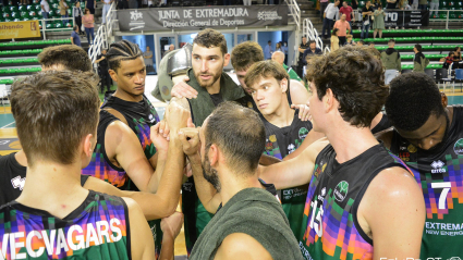 El Cáceres Basket se saluda al final del partido.