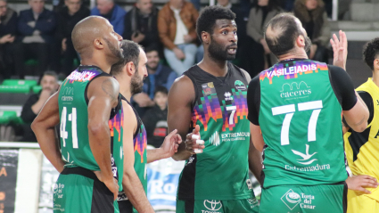 Jugadores del Cáceres Basket hablando durante un partido.