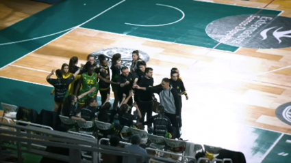 Las jugadoras del Al-Qázeres durante un tiempo muerto de un partido de esta temporada