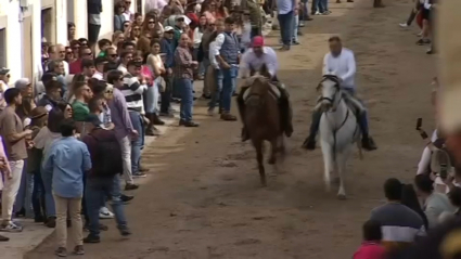 Dos jinetes galopan en la calle Corredera de Arroyo de la Luz