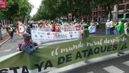 Centenares de manifestantes en defensa del mundo rural