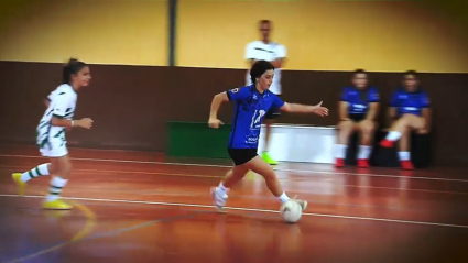 Aurora Campos conduce el balón durante un entrenamiento