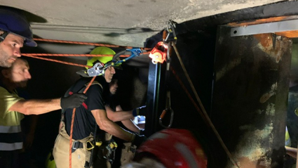 Momento del rescate de los dos trabajadores heridos en la central hidroeléctrica de Plasencia, atrapados en una turbina