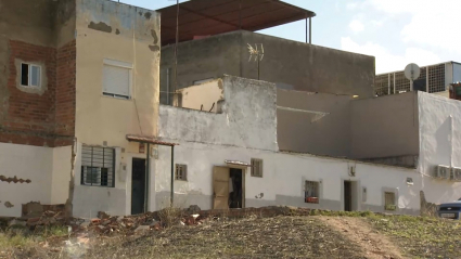 Solar abandonado y casas en ruinas en Cerro de Reyes