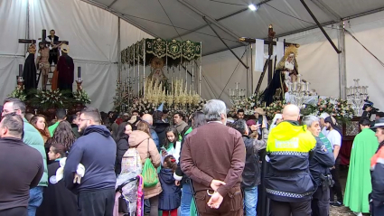 Hermanos de la Cofradía Ferroviaria tras la suspensión de la procesión