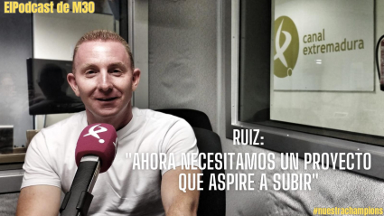 José Antonio Ruiz en los estudios de Canal Extremadura Radio.
