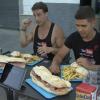 El reto de comer un bocadillo gigante en Burguillos del Cerro