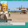 El avión ya se encuentra en su centro de operaciones, la base aérea de Talavera la Real. Momento del aterrizaje del avión. El periodista aparece en directo junto a la aeronave a pie de pista.