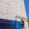El artista urbano, Brea, delante del muro en el que homenajeará a los trabajadores de la pandemia
