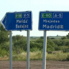 Dos carteles de carretera señalizando direcciones de las provincias de Cáceres y Badajoz