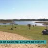 Bañistas disfrutan del primer día de baño en las playas de Cheles