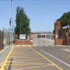 El servicio de vigilancia exterior de la Policía Nacional en la prisión de Badajoz funciona con normalidad y al completo. Entrada al centro penitenciario de Badajoz. Verja cerrada y controles antes de acceder a la prisión de Badajoz.