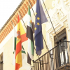 Banderas en el balcón del ayuntamiento de Almendralejo