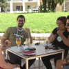 Personas fumando en la terraza de un bar