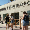 Turistas haciendo cola en la puerta del Teatro Romano de Mérida