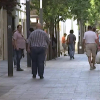 Personas paseando esta semana por la calle Menacho de Badajoz 