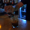 Un camarero sirviendo una copa en un pub