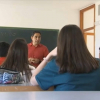 Niños y niñas en clase atendiendo a las explicaciones del profesor