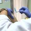 Un paciente, vacunándose de la gripe