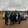 Dispositivo de la Guardia Civil a la entrada de la finca