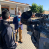 El alcalde de Bienvenida atiende a Canal Extremadura en las puertas del Consultorio Médico
