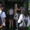 Jóvenes universitarios tomando un autobús urbano en el campus cacereño