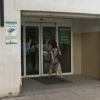 Una usuaria entra en el centro de salud de Zona Centro de Badajoz 