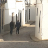 Dos vecinos caminan por las calles desérticas de la localidad