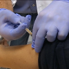Sanitario administrando la vacuna de la gripe