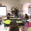 Un profesor, con mascarilla, da clase a sus alumnos