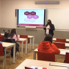 Macarena Donoso, profesora natural de Almendralejo, impartiendo clases a sus alumnos en la Universidad de Nebrija