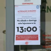 Cartel con el horario de toque de queda en un supermercado de Elvas 