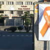 Lazo naranja en contra de la Ley Celáa en la fachada de un centro concertado